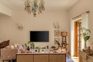 ELIVAAS 4 BHK with Pvt pool & Bar - PinkSky