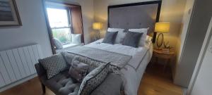 Sophisticated Seafront 3BD Suntrap Landscaped Yard