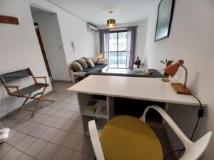 DEPARTAMENTO CÉNTRICO, a METROS de la UNIVERSIDAD, 4 PERSONAS, GARAJE AUTO CHICO
