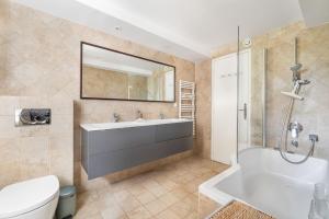 Villas Superbe villa provencale climatisee, piscine et jardin a Mougins Village : photos des chambres