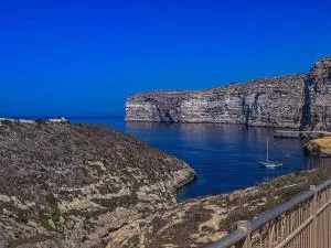 Cliff's Edge - by Solea - Xlendi