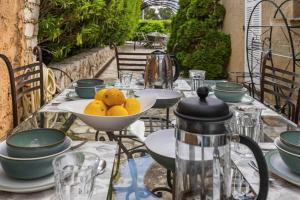 Villas Superbe villa provencale climatisee, piscine et jardin a Mougins Village : photos des chambres