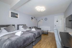 Ealing Manor - 6 beds 3 sofa beds sleeps 9 ppl