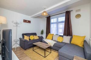 Ealing Manor - 6 beds 3 sofa beds sleeps 9 ppl