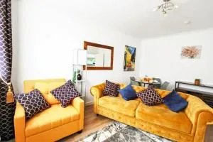 Peaceful first floor apartment close to town centre - Roffey