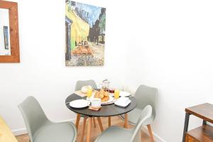 Peaceful first floor apartment close to town centre