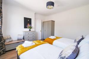 Peaceful first floor apartment close to town centre