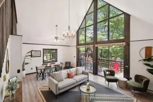 Chalet w Hot Tub, Fire Pit, Grill & Deck - Oak Hill