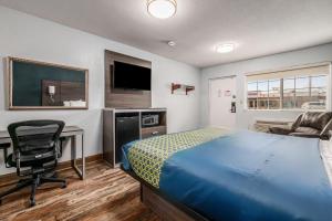 King Bed Non-Smoking room in Travelodge by Wyndham Grove City / So. Columbus