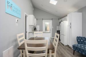 Quaint Home 2BR 1 BA Shared Pool
