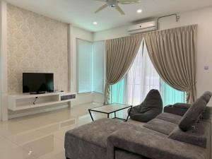 靠山屋 HILLSIDE HOUSE Ipoh Garden, Max 9 pax, No events & parties, No pets, 2 parkings, Hillview