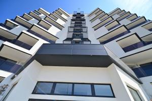 FLH - SIBIU - The Evolution LUXURY Apt - 2 Bedrooms, 1 Livingroom, 2BA with 3 ACs Units and Panoramic view - Sleeps 6 - Shopping City Mall