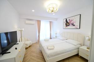 FLH - SIBIU - The Evolution LUXURY Apt - 2 Bedrooms, 1 Livingroom, 2BA with 3 ACs Units and Panoramic view - Sleeps 6 - Shopping City Mall