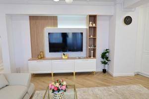 FLH - SIBIU - The Evolution LUXURY Apt - 2 Bedrooms, 1 Livingroom, 2BA with 3 ACs Units and Panoramic view - Sleeps 6 - Shopping City Mall