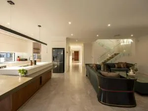 Brand New 5B Luxury Modern Dream House at Rochedale - Burbank