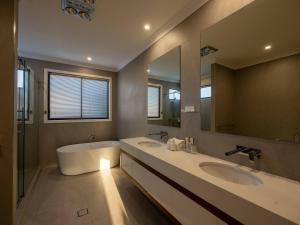 Brand New 5B Luxury Modern Dream House at Rochedale