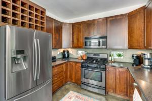 3 Mi to Dtwn Centrally Located Austin Townhome