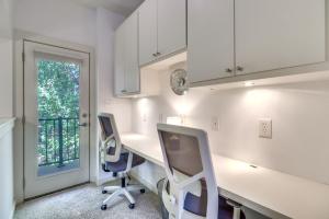 3 Mi to Dtwn Centrally Located Austin Townhome