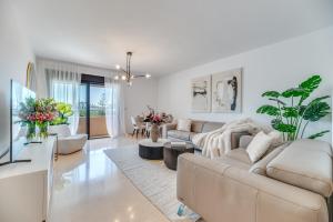 VACATION MARBELLA I The Sunrise Golden Mile Flat, Next to Convention Center, Recently Refurbished, Prime Location, 300m to the BEACH