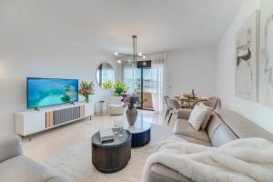 VACATION MARBELLA I The Sunrise Golden Mile Flat, Next to Convention Center, Recently Refurbished, Prime Location, 300m to the BEACH