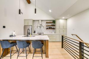 Walk to Shops and Restaurants Chic Galveston Studio