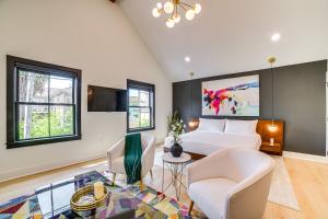 Walk to Shops and Restaurants Chic Galveston Studio