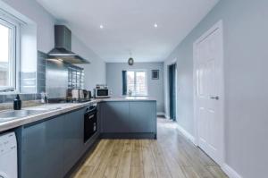 Lux 3 Bed 10 mins from Centre - Parking & Netflix