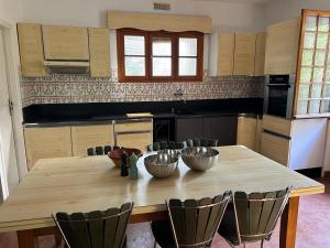 Gîte les Mercieres la Villa, au coeur de lOccitanie et du pays Cathare, maison de campagne laurag-aise, grands espaces, oasis de nature, convivialité, détente, 6 Chambres piscine chauffée, terrain de pétanque, Wifi, piano, billard, cheminée pou