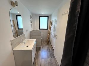 Maisons de vacances Studio neuf avec mezzanine dans un coin paisible avec piscine partagee : photos des chambres