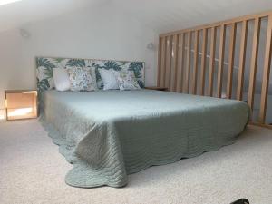 Studio neuf avec mezzanine dans un coin paisible avec piscine partagée