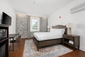 Historic Stonehouse Getaway Minutes to Downtown! - 佩塔卢马