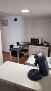 Studio meublé en sous-sol en plein centre ville - 贝尔纳堡