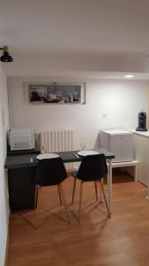 Studio meublé en sous-sol en plein centre ville