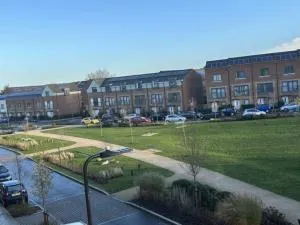 Modern house by the canal - 格林福德