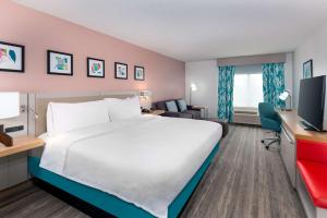 King Room with Sofa Bed and Pool View room in Hilton Garden Inn Orlando International Drive North