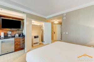 MGM Signature-22-809 F1 Track & Strip View Studio