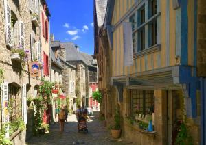 Maisons de vacances La Petite Madeleine is a Charming 2 Bedroom Pet Friendly Gite situated on Dinan Port : photos des chambres