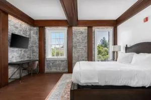 Elegant Santa Rosa Getaway at Historic Stonehouse! - Montgomery Village