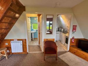 1 Bedroom Cabin with Mountain & Loch Views - Quiet Location between Glencoe & Ben Nevis