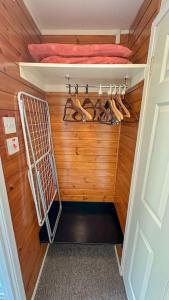1 Bedroom Cabin with Mountain & Loch Views - Quiet Location between Glencoe & Ben Nevis