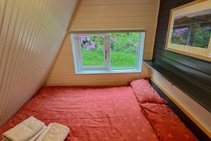 1 Bedroom Cabin with Mountain & Loch Views - Quiet Location between Glencoe & Ben Nevis