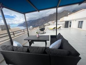 Room in 4 bedroom penthouse with stunning patio