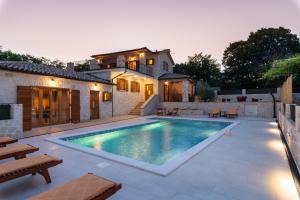 Stone house with pool and yard - Villa Histra