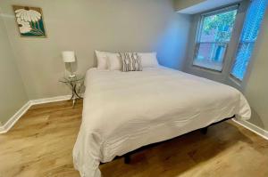 Aksarben Modern 1Bed ground level with parking