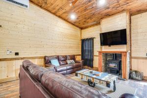 Hot Tub and Mtn Views Pet-Friendly Englewood Cabin