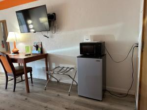 King Room - Mobility Access/Non-Smoking room in Howard Johnson by Wyndham Gallup