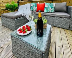 Delightful Ealing Retreat - Steps to Tube & Shops