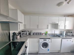 Stylish Spacious 4 Bed Townhouse near station with Parking & High Speed WiFi