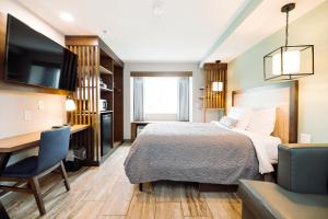 Deluxe Queen Suite room in The Windstar Hotel - Carolina Beach