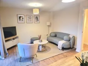 Stylish Spacious 4 Bed Townhouse near station with Parking & High Speed WiFi - Walcote